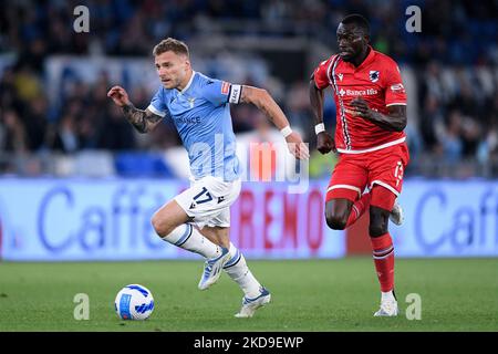 Ciro immobile de SS Lazio et Omar Colley de UC Sampdoria rivalise pour le ballon pendant la série Un match entre SS Lazio et UC Sampdoria sur 7 mai 2022 à Rome, Italie. (Photo de Giuseppe Maffia/NurPhoto) Banque D'Images