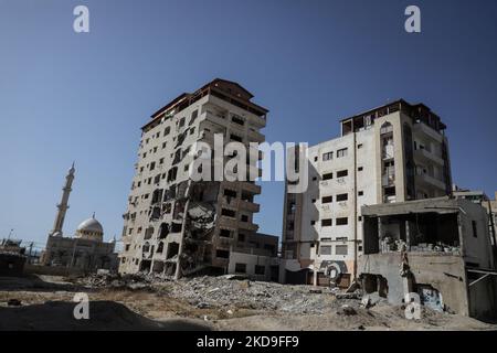 Un point de vue général montre le site de la tour Hanadi, qui a été nivelé par les frappes israéliennes pendant le conflit israélo-palestinien de mai de l'année dernière(2021), dans la ville de Gaza, sur 8 mai 2022. (Photo de Majdi Fathi/NurPhoto) Banque D'Images