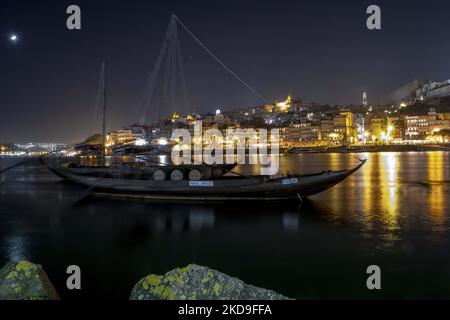 Zone d'amarrage sur le fleuve Duoro dans le quartier historique de la ville de Porto. 7 mai 2022. (Photo par Jorge Mantilla/NurPhoto) Banque D'Images