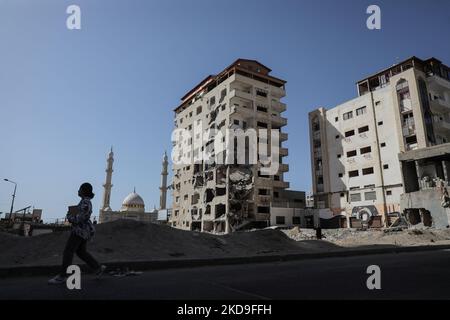 Un point de vue général montre le site de la tour Hanadi, qui a été nivelé par les frappes israéliennes pendant le conflit israélo-palestinien de mai de l'année dernière(2021), dans la ville de Gaza, sur 8 mai 2022. (Photo de Majdi Fathi/NurPhoto) Banque D'Images