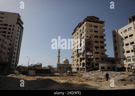 Un point de vue général montre le site de la tour Hanadi, qui a été nivelé par les frappes israéliennes pendant le conflit israélo-palestinien de mai de l'année dernière(2021), dans la ville de Gaza, sur 8 mai 2022. (Photo de Majdi Fathi/NurPhoto) Banque D'Images