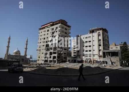 Un point de vue général montre le site de la tour Hanadi, qui a été nivelé par les frappes israéliennes pendant le conflit israélo-palestinien de mai de l'année dernière(2021), dans la ville de Gaza, sur 8 mai 2022. (Photo de Majdi Fathi/NurPhoto) Banque D'Images