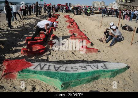 Les Palestiniens se réunissent avec des drapeaux nationaux le long d'une plage alors qu'ils marquent Nakba (le jour de la catastrophe) à Gaza, sur 8 mai 2022, pour un rassemblement avant le 74th anniversaire de la Nakba, la « catastrophe » de la création d'Israël en 1948. - Les Palestiniens marquent Nakba comme un jour de deuil pour l'établissement d'Israël après la guerre arabo-israélienne de 1948 qui a conduit au déplacement de centaines de milliers de Palestiniens. (Photo de Majdi Fathi/NurPhoto) Banque D'Images