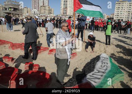 Les Palestiniens se réunissent avec des drapeaux nationaux le long d'une plage alors qu'ils marquent Nakba (le jour de la catastrophe) à Gaza, sur 8 mai 2022, pour un rassemblement avant le 74th anniversaire de la Nakba, la « catastrophe » de la création d'Israël en 1948. - Les Palestiniens marquent Nakba comme un jour de deuil pour l'établissement d'Israël après la guerre arabo-israélienne de 1948 qui a conduit au déplacement de centaines de milliers de Palestiniens. (Photo de Majdi Fathi/NurPhoto) Banque D'Images