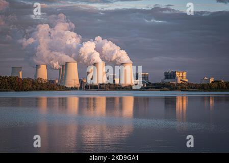 Vue sur la centrale électrique de Jaenschwalde derrière l'étang. Banque D'Images