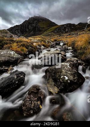 Cascade au pied du mont Tryfan, Snowdonia, au nord du pays de Galles Banque D'Images