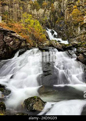 Ruisseau à Lyn Ogwen, Snowdonia, au nord du pays de Galles Banque D'Images