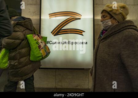 Bannière dans le métro de Saint-Pétersbourg avec le symbole 'Z' . Le Z peint dans les véhicules de l'armée russe pendant l'invasion de la Russie en Ukraine et maintenant il est un symbole de soutien à la guerre en Ukraine. (Photo par STR/NurPhoto) Banque D'Images