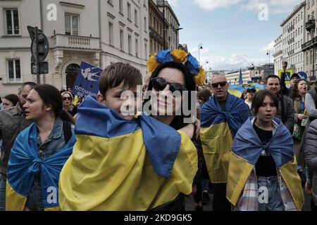 Manifestation pro-ukrainienne à Varsovie, en Pologne, sur 8 mai 2022. Les Ukrainiens et les Polonais ont défilé à travers Varsovie sur 8 mai - un traditionnel ''jour de la victoire'' qui s'est terminé en WW2. Les manifestants ont appelé l'Europe de l'Ouest à davantage d'actions, à davantage d'efforts pour armer l'Ukraine et mettre fin à l'invasion russe. La marche s'est terminée à l'ambassade de Russie. (Photo de Piotr Lapinski/NurPhoto) Banque D'Images