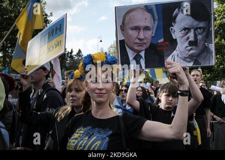 Manifestation pro-ukrainienne à Varsovie, en Pologne, sur 8 mai 2022. Les Ukrainiens et les Polonais ont défilé à travers Varsovie sur 8 mai - un traditionnel ''jour de la victoire'' qui s'est terminé en WW2. Les manifestants ont appelé l'Europe de l'Ouest à davantage d'actions, à davantage d'efforts pour armer l'Ukraine et mettre fin à l'invasion russe. La marche s'est terminée à l'ambassade de Russie. (Photo de Piotr Lapinski/NurPhoto) Banque D'Images