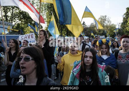 Manifestation pro-ukrainienne à Varsovie, en Pologne, sur 8 mai 2022. Les Ukrainiens et les Polonais ont défilé à travers Varsovie sur 8 mai - un traditionnel ''jour de la victoire'' qui s'est terminé en WW2. Les manifestants ont appelé l'Europe de l'Ouest à davantage d'actions, à davantage d'efforts pour armer l'Ukraine et mettre fin à l'invasion russe. La marche s'est terminée à l'ambassade de Russie. (Photo de Piotr Lapinski/NurPhoto) Banque D'Images