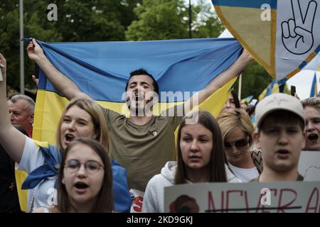 Manifestation pro-ukrainienne à Varsovie, en Pologne, sur 8 mai 2022. Les Ukrainiens et les Polonais ont défilé à travers Varsovie sur 8 mai - un traditionnel ''jour de la victoire'' qui s'est terminé en WW2. Les manifestants ont appelé l'Europe de l'Ouest à davantage d'actions, à davantage d'efforts pour armer l'Ukraine et mettre fin à l'invasion russe. La marche s'est terminée à l'ambassade de Russie. (Photo de Piotr Lapinski/NurPhoto) Banque D'Images