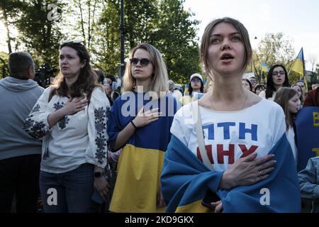 Manifestation pro-ukrainienne à Varsovie, en Pologne, sur 8 mai 2022. Les Ukrainiens et les Polonais ont défilé à travers Varsovie sur 8 mai - un traditionnel ''jour de la victoire'' qui s'est terminé en WW2. Les manifestants ont appelé l'Europe de l'Ouest à davantage d'actions, à davantage d'efforts pour armer l'Ukraine et mettre fin à l'invasion russe. La marche s'est terminée à l'ambassade de Russie. (Photo de Piotr Lapinski/NurPhoto) Banque D'Images