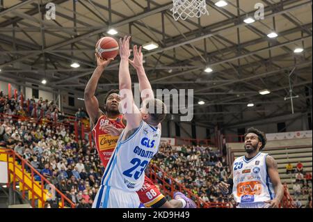 Tyrique Jones (88) Victoria Libertas Pesaro pendant la série A1 du championnat italien de basket-ball LBA Gevi Napoli Panier vs Victoria Libertas Pesaro au Palabarbuto - Napoli, 08 mai 2022 (photo par Salvatore Varo/LiveMedia/NurPhoto) Banque D'Images