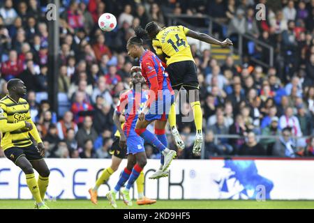 Hassane Kamara, de Watford, conteste un titre avec Michael Olise, de Crystal Palace, lors du match de première ligue entre Crystal Palace et Watford à Selhurst Park, Londres, le samedi 7th mai 2022. (Photo par Ivan Yordanov/MI News/NurPhoto) Banque D'Images