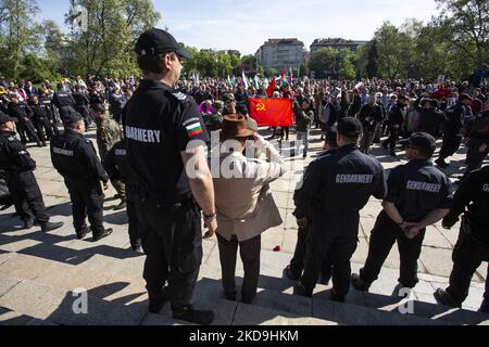 Drapeau rouge de l'armée devant le monument de l'armée soviétique à Sofia lors des célébrations du jour de la victoire à Sofia, Bulgarie, 09 mai 2022. Le jour de la victoire, le 09 mai 2022, a marqué le 77rd anniversaire de la capitulation de l'Allemagne nazie en 1945. (Photo de Hristo Vladev/NurPhoto) Banque D'Images