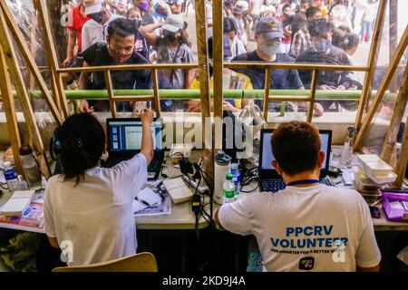 Scène à l'intérieur de la zone de vote lors des élections nationales et locales dans la région métropolitaine de Manille, Philippines, sur 9 mai 2022. Les Philippins ont exprimé leurs voix lors de l’élection de 2022 aux Philippines. (Photo par Ryan Eduard Benaid/NurPhoto) Banque D'Images