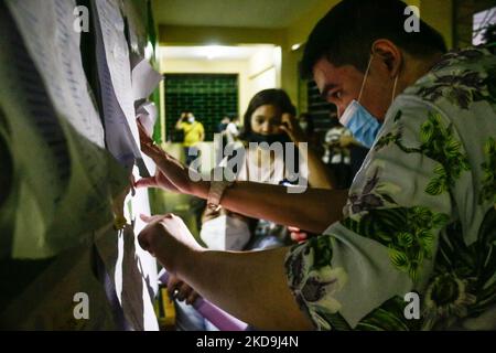 Scène à l'intérieur de la zone de vote lors des élections nationales et locales dans la région métropolitaine de Manille, Philippines, sur 9 mai 2022. Les Philippins ont exprimé leurs voix lors de l’élection de 2022 aux Philippines. (Photo par Ryan Eduard Benaid/NurPhoto) Banque D'Images