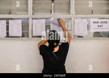 Scène à l'intérieur de la zone de vote lors des élections nationales et locales dans la région métropolitaine de Manille, Philippines, sur 9 mai 2022. Les Philippins ont exprimé leurs voix lors de l’élection de 2022 aux Philippines. (Photo par Ryan Eduard Benaid/NurPhoto) Banque D'Images