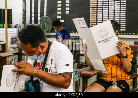 Scène à l'intérieur de la zone de vote lors des élections nationales et locales dans la région métropolitaine de Manille, Philippines, sur 9 mai 2022. Les Philippins ont exprimé leurs voix lors de l’élection de 2022 aux Philippines. (Photo par Ryan Eduard Benaid/NurPhoto) Banque D'Images