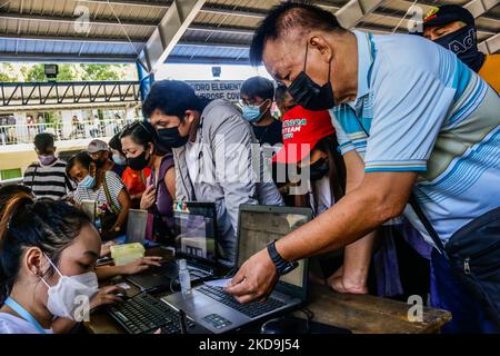 Scène à l'intérieur de la zone de vote lors des élections nationales et locales dans la région métropolitaine de Manille, Philippines, sur 9 mai 2022. Les Philippins ont exprimé leurs voix lors de l’élection de 2022 aux Philippines. (Photo par Ryan Eduard Benaid/NurPhoto) Banque D'Images