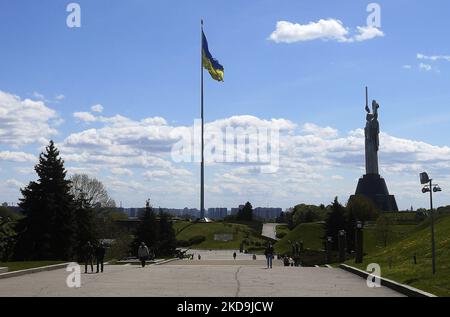 Un immense drapeau ukrainien et le Monument de la mère patrie sont vus en une journée ensoleillée dans un musée en plein air de la Seconde Guerre mondiale, au milieu de l'invasion russe en Ukraine, à Kiev, Ukraine 9 mai 2022. (Photo par STR/NurPhoto) Banque D'Images