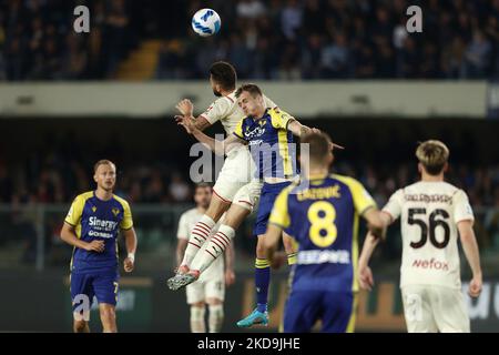 Ivan Ilic (Hellas Verona FC) en action pendant le football italien série A match Hellas Verona FC vs AC Milan on 08 mai 2022 au stade Marcantonio Bentegodi de Vérone, Italie (photo de Francesco Scaccianoce/LiveMedia/NurPhoto) Banque D'Images