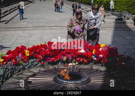 Fleurs en l'honneur du 77th anniversaire de la victoire sur le nazisme pendant la Seconde Guerre mondiale, sur 9 mai 2022, Ukraine, Kiev (photo d'Oleg Pereverzev/NurPhoto) Banque D'Images