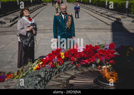 Fleurs en l'honneur du 77th anniversaire de la victoire sur le nazisme pendant la Seconde Guerre mondiale, sur 9 mai 2022, Ukraine, Kiev (photo d'Oleg Pereverzev/NurPhoto) Banque D'Images