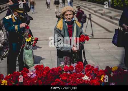 Fleurs en l'honneur du 77th anniversaire de la victoire sur le nazisme pendant la Seconde Guerre mondiale, sur 9 mai 2022, Ukraine, Kiev (photo d'Oleg Pereverzev/NurPhoto) Banque D'Images