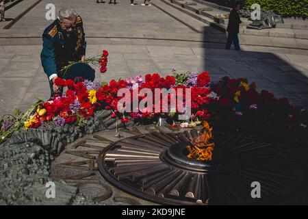 Fleurs en l'honneur du 77th anniversaire de la victoire sur le nazisme pendant la Seconde Guerre mondiale, sur 9 mai 2022, Ukraine, Kiev (photo d'Oleg Pereverzev/NurPhoto) Banque D'Images