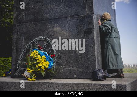 Fleurs en l'honneur du 77th anniversaire de la victoire sur le nazisme pendant la Seconde Guerre mondiale, sur 9 mai 2022, Ukraine, Kiev (photo d'Oleg Pereverzev/NurPhoto) Banque D'Images