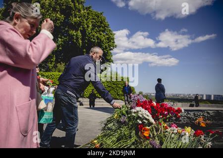 Fleurs en l'honneur du 77th anniversaire de la victoire sur le nazisme pendant la Seconde Guerre mondiale, sur 9 mai 2022, Ukraine, Kiev (photo d'Oleg Pereverzev/NurPhoto) Banque D'Images