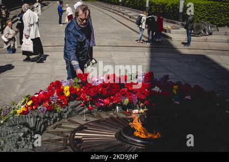 Fleurs en l'honneur du 77th anniversaire de la victoire sur le nazisme pendant la Seconde Guerre mondiale, sur 9 mai 2022, Ukraine, Kiev (photo d'Oleg Pereverzev/NurPhoto) Banque D'Images