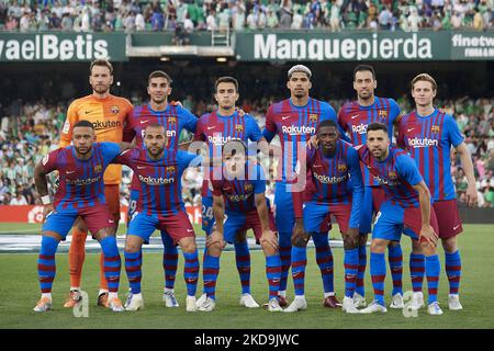 Ligne de Barcelone (R-L) Neto, Ferran Torres, Eric Garcia, Ronald Araujo, Sergio Busquets, Frenkie de Jong, Memphis Delay, Dani Alves, Gavi, Ousmane Dembele, Jordi Alba avant le match de la Liga Santander entre Real Betis et le FC Barcelone à l'Estadio Benito Villamarin sur 7 mai 2022 à Séville, Espagne. (Photo de Jose Breton/Pics action/NurPhoto) Banque D'Images