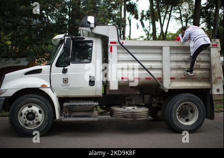 Les membres du bureau social de Bogota restent à l'intérieur d'un camion alors que les communautés autochtones d'Embera commencent à quitter le camp de fortune monté il y a 8 mois, où plus de 1000 000 autochtones déplacés par un conflit vivaient et ont conclu des accords avec le gouvernement pour être transférés à un endroit voisin avant de retourner à Leurs territoires, à Bogota, Colombie 9 mai 2022. (Photo par Sebastian Barros/NurPhoto) Banque D'Images