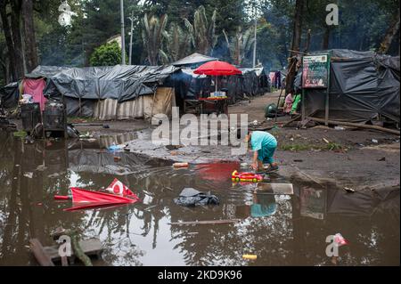 Un enfant indigène joue avec une voiture à jouets alors que les communautés autochtones d'Embera commencent à quitter le camp de fortune monté il y a 8 mois où plus de 1000 000 autochtones déplacés par conflit vivaient et ont conclu des accords avec le gouvernement pour être transférés à un endroit voisin avant de retourner sur leur territoire, À Bogota, Colombie 9 mai 2022. (Photo par Sebastian Barros/NurPhoto) Banque D'Images