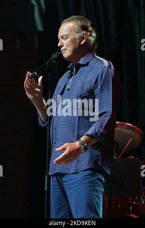 La chanteuse espagnole Bertin Osborne se produit sur scène au Caldeón Theatre sur 09 mai 2022 à Madrid, en Espagne. (Photo par Oscar Gonzalez/NurPhoto) Banque D'Images