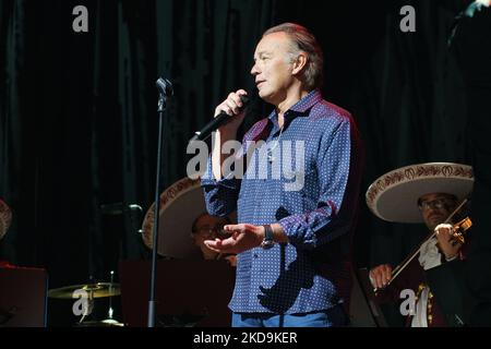 La chanteuse espagnole Bertin Osborne se produit sur scène au Caldeón Theatre sur 09 mai 2022 à Madrid, en Espagne. (Photo par Oscar Gonzalez/NurPhoto) Banque D'Images