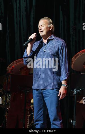 La chanteuse espagnole Bertin Osborne se produit sur scène au Caldeón Theatre sur 09 mai 2022 à Madrid, en Espagne. (Photo par Oscar Gonzalez/NurPhoto) Banque D'Images