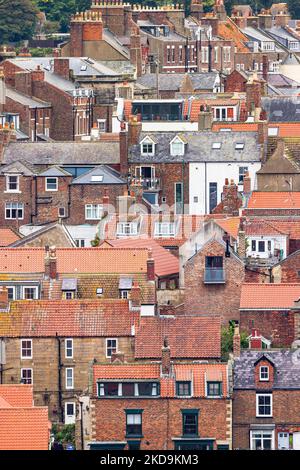 Vue aérienne des maisons de ville traditionnelles en terrasse à Whitby, North Yorkshire, Royaume-Uni Banque D'Images