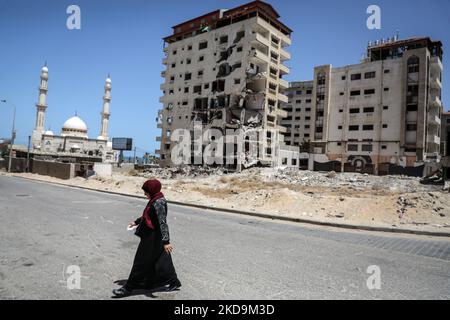 Un point de vue général montre le site de la tour Hanadi à l'occasion du premier anniversaire du conflit de mai 2021 entre Israël et le Hamas, dans la ville de Gaza, à 10 mai 2022. (Photo de Majdi Fathi/NurPhoto) Banque D'Images