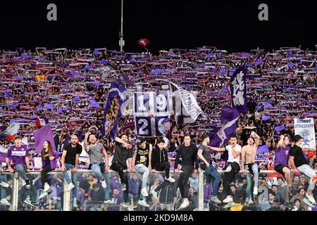 Fans de l'ACF Fiorentina pendant le match de football italien série A match ACF Fiorentina vs AS Roma on 09 mai 2022 au stade Artemio Franchi de Florence, Italie (photo de Lisa Guglielmi/LiveMedia/NurPhoto) Banque D'Images