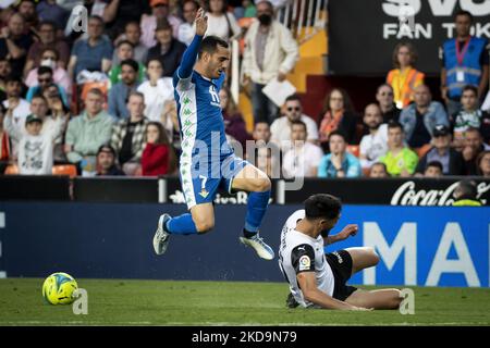 Juan Miguel Jimnez, Juanmi de Real Betis (L) et Omar Alderete de Valencia CF (R) pendant le match de la Liga entre Valencia CF et Real Betis Balompie au stade Mestalla sur 10 mai 2022. (Photo de Jose Miguel Fernandez/NurPhoto) Banque D'Images