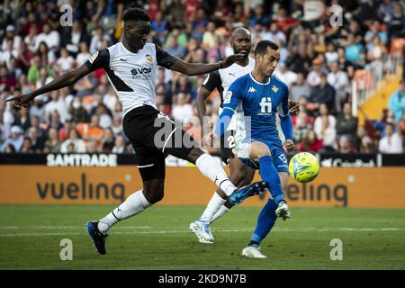 Mouctar Diakhaby de Valencia CF (L) et Juan Miguel Jimnez, Juanmi de Real Betis pendant le match de la Liga entre Valencia CF et Real Betis Balompie au stade Mestalla sur 10 mai 2022. (Photo de Jose Miguel Fernandez/NurPhoto) Banque D'Images