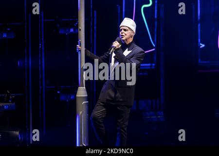 Neil Tennant de PET Shop Boys se produit en direct au Teatro Degli Arcimboldi sur 10 mai 2022 à Milan, en Italie. (Photo de Roberto Finizio/NurPhoto) Banque D'Images