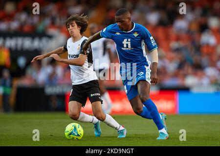 William (R) de Real Betis concurrence pour le ballon avec Bryan de Valencia CF pendant le match de la Liga Santander entre Valencia CF et Real Betis au stade Mestalla, 10 mai 2022, Valence, Espagne. (Photo de David Aliaga/NurPhoto) Banque D'Images