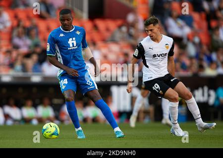 William (L) de Real Betis concurrence pour le ballon avec Hugo Duro de Valencia CF pendant le match de la Liga Santander entre Valencia CF et Real Betis au stade Mestalla, 10 mai 2022, Valence, Espagne. (Photo de David Aliaga/NurPhoto) Banque D'Images