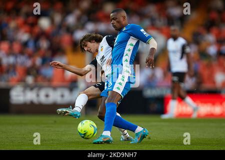 William (R) de Real Betis concurrence pour le ballon avec Bryan de Valencia CF pendant le match de la Liga Santander entre Valencia CF et Real Betis au stade Mestalla, 10 mai 2022, Valence, Espagne. (Photo de David Aliaga/NurPhoto) Banque D'Images