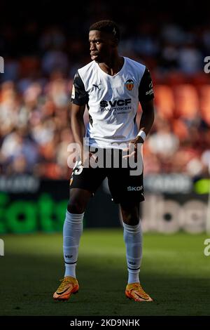 Ilaix Moriba de Valence CF regarde pendant le match de la Liga Santander entre Valencia CF et Real Betis au stade Mestalla, 10 mai 2022, Valence, Espagne. (Photo de David Aliaga/NurPhoto) Banque D'Images